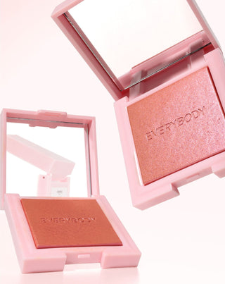 Be Yours face blush in einem kupferfarbenen Rosaton von Everybody London