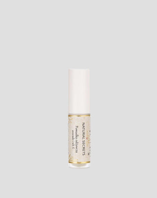Ein pflegender Lippenstift mit Sheabutter zur Regeneration spröder Lippen von Natural Secrets