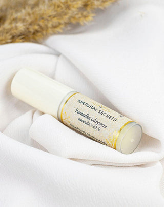 Ein pflegender Lippenstift mit Sheabutter zur Regeneration spröder Lippen von Natural Secrets