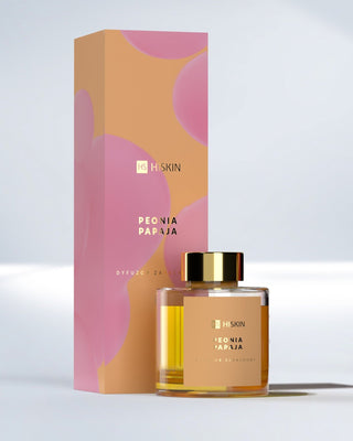 Duftdiffusor in einer Glasflasche mit natürlichen Rattanstiften mit dem Duft von Pfingstrose und HiSkin-Papaya