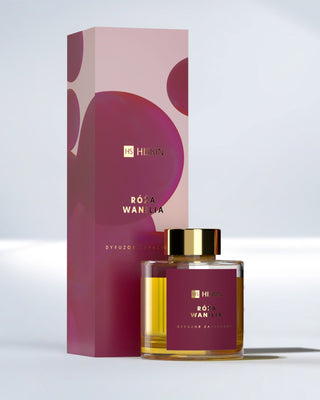 Duftdiffusor in einer Glasflasche mit natürlichen Rattanstäben mit dem Aroma von Rose und Vanille HiSkin