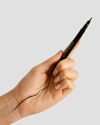 Eyeliner-Stift mit dünner und präziser Spitze und natürlichem Nutridome-Farbstoff