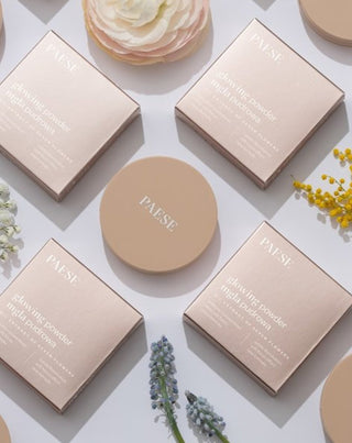 Leuchtender und glättender Pudernebel für ein samtiges Finish 13 goldenes Paese-Beige