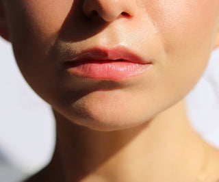 Erdbeer-Lippenbalsam, der die Farbe der Lippen betont und Auna Glanz verleiht