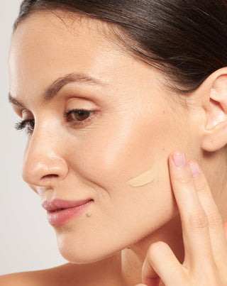 Feuchtigkeitsspendende BB-Gesichtscreme LSF 50 mit Hyaluronsäure und Vitamin C 01 Elfenbein Nutridome