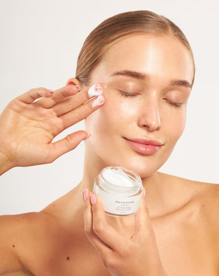 Glättende und straffende Nachtcreme mit Nutridome Hyaluronsäure