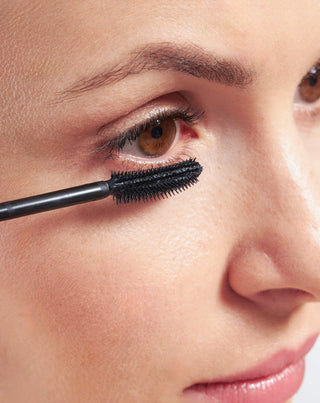 Lockende Wimperntusche mit Reiswachs und präziser Nutridome-Bürste
