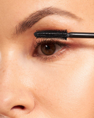 Lockende Wimperntusche mit Reiswachs und präziser Nutridome-Bürste