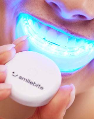 Aufhellungs-Kit mit LED-Lampe und Light & Bright Smilebite Bleaching-Gel