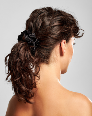 Set schwarzer Haargummis Twisty aus 100% Naturseidez 3 Stück. Twisty