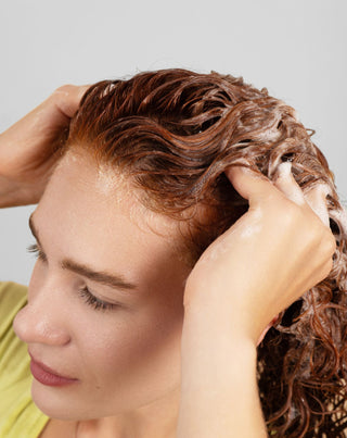 Feuchtigkeitsspendendes Shampoo für lockiges Haar mit Harnstoff und Milchsäure Twisty