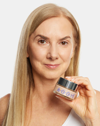 Aufhellende Creme für trockene Haut reduziert Rötungen und verleiht einen Glow-Effekt Aggie